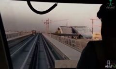 فيديو لشاب سعودي أثناء قيادته قطار الرياض من غرب العاصمة إلى قصر الحكم