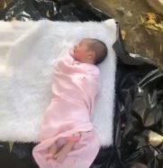 بالفيديو.. مواطن يعثر على طفلة حديثة الولادة ملقاة في أحد الشوارع بمكة