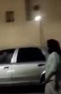 فيديو مخيف لسيدة تحمل سكيناً وتتجول في أحد أحياء جدة