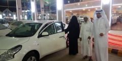 شاهد.. نائب رئیس “بلدي مكة” يسلم سيارة جديدة للمواطنة التي احترقت مركبتھا في “الجموم”