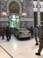 الجهات الأمنية تباشر حـادثة ارتطام سيارة بأحد أبواب المسجد الحرام إثر انحرافها أثناء سيرها بسرعة