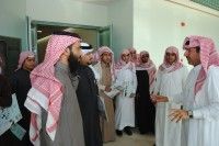 طلاب ثانوية الملك عبدالله في زيارة تعريفية لكلية الطب