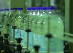 بالفيديو.. آليات توزيع مياه زمزم على المعتمرين