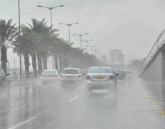 شاهد.. أمطار غزيرة بشوارع جدة.. و”إدارة الأزمات” تجدد مطالبتها بالبقاء في المنازل