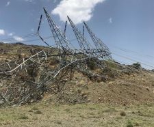 “الكهرباء” تنشر صوراً للأضرار التي خلفتها التقلبات الجوية وتسببت في انقطاع الخدمة جنوب المملكة