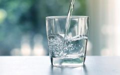 “الصحة الخليجي” يوضح حقيقة وجود فوائد لشرب الماء الدافئ بعد الاستيقاظ
