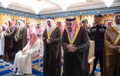 بالصور.. خادم الحرمين يؤدي صلاة الميت على الأمير بندر بن عبدالعزيز