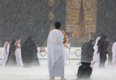 بالفيديو.. تحت الأمطار الغزيرة.. ضيوف الرحمن يؤدون الطواف والصلاة في المسجد الحرام