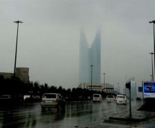 طقس اليوم.. استمرار هطول الأمطار الرعدية على الرياض وعدة مناطق مع تكون الضباب