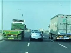 “المرور” يضبط قائد شاحنة ظهرت في فيديو تسير بسرعة عالية وتتجاوز المركبات في طريق بجدة