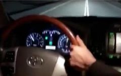الإيقاف شهراً لسائق صوّر مقطع فيديو وهو يترك مقود سيارته وينتقل للمقعد الخلفي