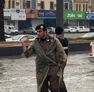 “مرور الرياض” ينوه قائدي المركبات بوجود تجمع لمياه الأمطار على الدائري الجنوبي