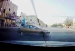 بالفيديو.. قائد مركبة يقوم بالتفحيط بأحد شوارع الرياض ويصدم إحدى المركبات ثم يلوذ بالفرار