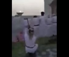 بالفيديو.. شاب متهور يطلق النار خلف مصلين في سلطنة عمان.. والشرطة تضبطه