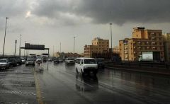 “الإنذار المبكر”: أمطار على الرياض ومكة.. وحالة ضبابية تؤثر على الرؤية بعدة مناطق