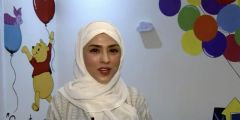 بالفيديو.. طبيبة سعودية تجمع بين عملها وإتقان فن الرسم.. وهذه قصتها