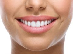 بالفيديو.. متخصص في تجميل الأسنان يُعلق على انتشار ابتسامة “هوليوود” في المملكة