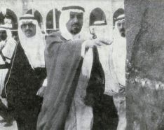 صورة تاريخية للملك خالد يطوف بالكعبة المشرفة مع ثلاثة من إخوته
