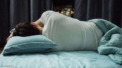 هل النوم على الجانب الأيسر يؤثر على عضلة القلب؟.. استشاري يوضح