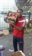 طارق الجزار.. أفضل لاعب في العالم يتحول إلى بائع فاكهة في مصر