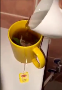 مصادر: ضبط أحد مشاهير التواصل بمكة بعد ظهوره عبر فيديو وهو يصنع “شا​ي” من كرسي الحمام