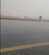 شاهد.. استمرار هطول أمطار غزيرة وتساقط للبرد على الرياض
