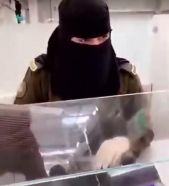 بالفيديو.. موظفة بالجوازات تتحدث مع حاجة تركية بلغتها في المطار
