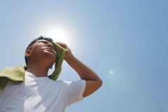 بالتزامن مع موجة الحر.. “صحة الرياض” توضح 6 خطوات لتبريد الجسم بعد ضربة الشمس
