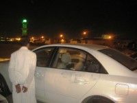 استخدم أسلوب الصدم من الخلف وسلب سيارة المبلغ بالقوة : دوريات امن الرياض تلقي القبض على الجاني بطريق الملك فهد