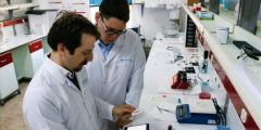 باحثون أتراك يبتكرون تطبيقاً لـ«تحليل الدم» عبر الهاتف