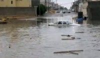 بسبب الأمطار وسوء التصريف … غرق سيارة في حي الأندلس (فيديو)