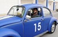 الفريدي بسيارتة ” الكلاسيكية ” … حول اللون الاحمر الى الازرق  (فيديو)