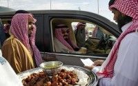 سمو رئيس هيئة البيعة يقوم بجولة تفقدية على مهرجان جائزة الملك عبدالعزيز لمزاين الإبل بأم رقيبة