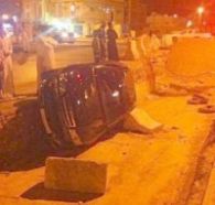 سقوط سيارة في حفريات الصرف الصحي بحي الخالدية