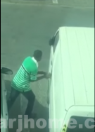 بالفيديو.. مواطن يحبط محاولة لص سرقة بضاعة من مركبة مندوب مبيعات