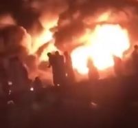 بالفيديو..”الدفاع المدني” يخمد حريقاً هائلاً في مستودعين بحي المصانع بالرياض