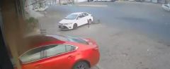 بالفيديو.. سيارة مسرعة تقتحم واجهة محل بجدة بعد اصطدامها بأخرى