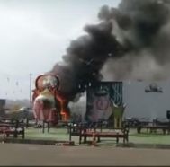بالفيديو.. حريق ضخم يلتهم ” براد شاي ” في أبها