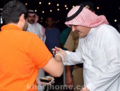بالصور.. محافظ جدة يفاجئ سعوديين في مطاعم متنقلة على الكورنيش بزيارتهم وتجربة طعامهم