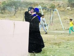 أسرتان في المملكة تجمعان خادمة أندونيسية بابنة عمها بعد فراق 35 عاما
