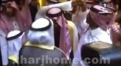 بالفيديو.. ردة فعل سريعة من العميد الفغم تجاه أحد الفنانين حاول وضع يده على كتف الملك