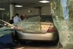 بالفيديو.. سيارة تقتحم واجهة مستشفى في الظهران وتصيب 4 أشخاص