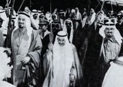 صورة تاريخية للملك خالد خلال تأديته العرضة بالكويت قبل 45 عاماً
