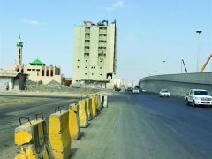 بالصور.. إيقاف أعمال إزالة برج بحي النوارية على طريق مكة- المدينة بسبب طريقة الهدم