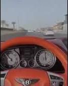بالفيديو.. متهور يقود “بينتلي”بسرعة عالية ويراوغ بين المركبات على أحد طرق الرياض