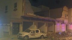 انهيار واجهة مبنى سكني بالقريات.. و”الدفاع المدني” يخلي السكان