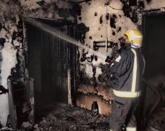 الدفاع المدني يُنقذ عائلةً من حريق اندلع في شقتهم بالمدينة