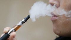 خبير بريطاني: مدخنو السجائر الإلكترونية قد يتناولون مستويات أعلى من النيكوتين ويدمنون عليه