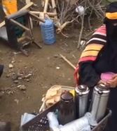 بالفيديو.. سيدة تبيع الشاي والقهوة لتغطية نفقات علاجها في أبها