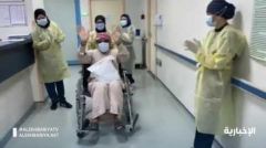 بالفيديو.. طاقم طبي يحتفل بتعافي حالة حرجة من مصابي “كورونا”